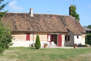 Vue de l'extérieur du gîte « L'étang », longère typique de Sologne.